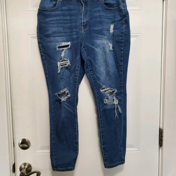 RUE 21 CURVY Mid-Rise Ankle Distressed Jeggings - Picture 2 of 16